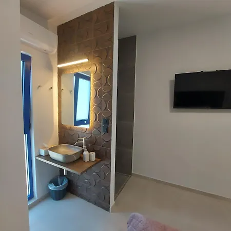 Navarino Baths Sea-front Estate Βρωμονέρι