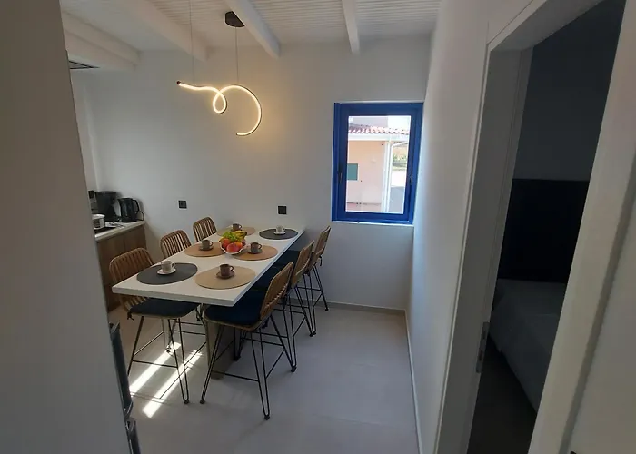 Navarino Baths Sea-front Estate Vila *